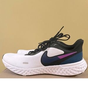 NIKE WOMEN’S REVOLUTION 5 RUNNING SHOE PURPLE, BLACK AND WHITE SIZE 11